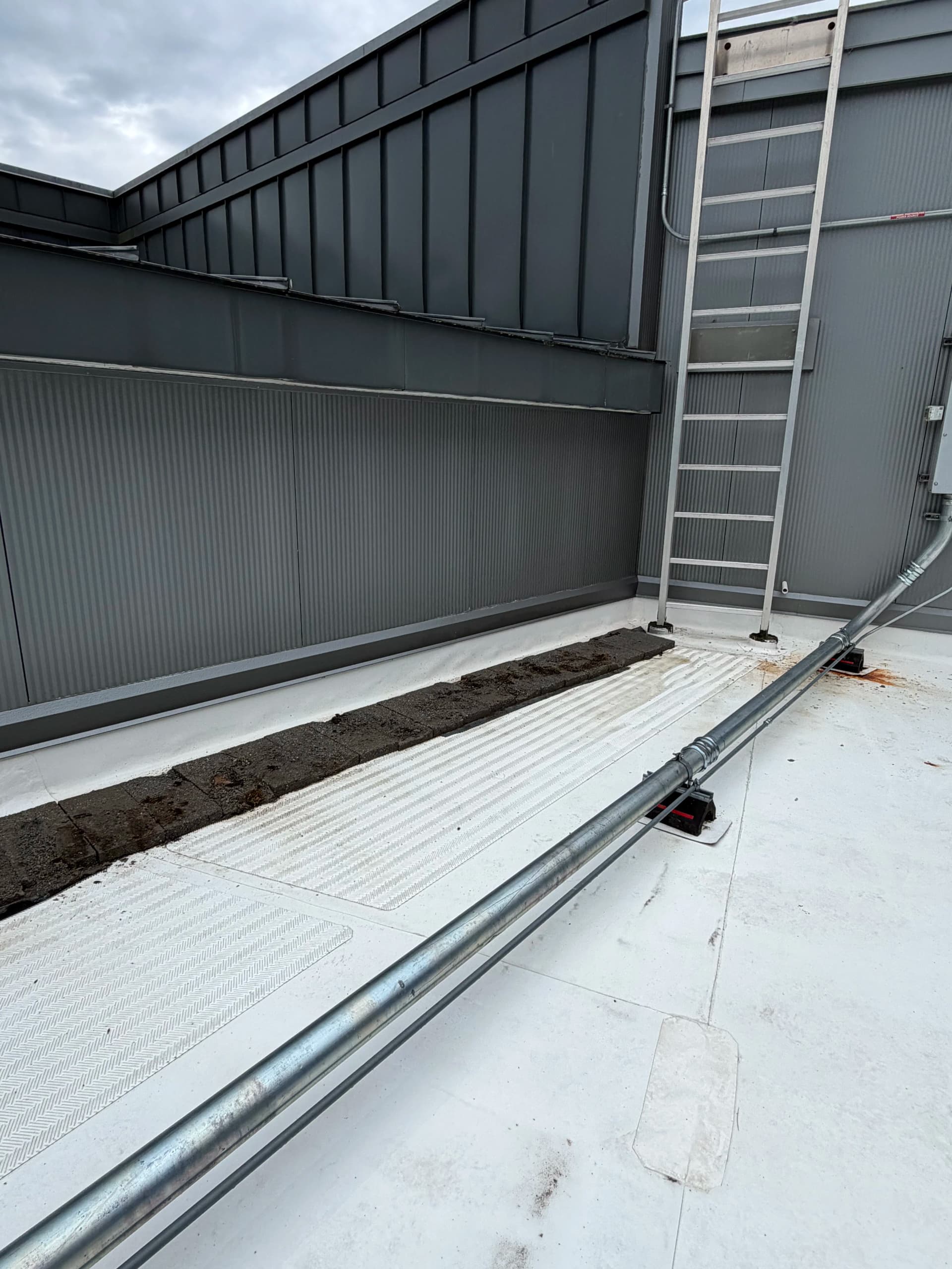 Gallery photos for 16,000 Sqft Commercial Rubber Roof Wash With 500 Solar Panels: Image #1