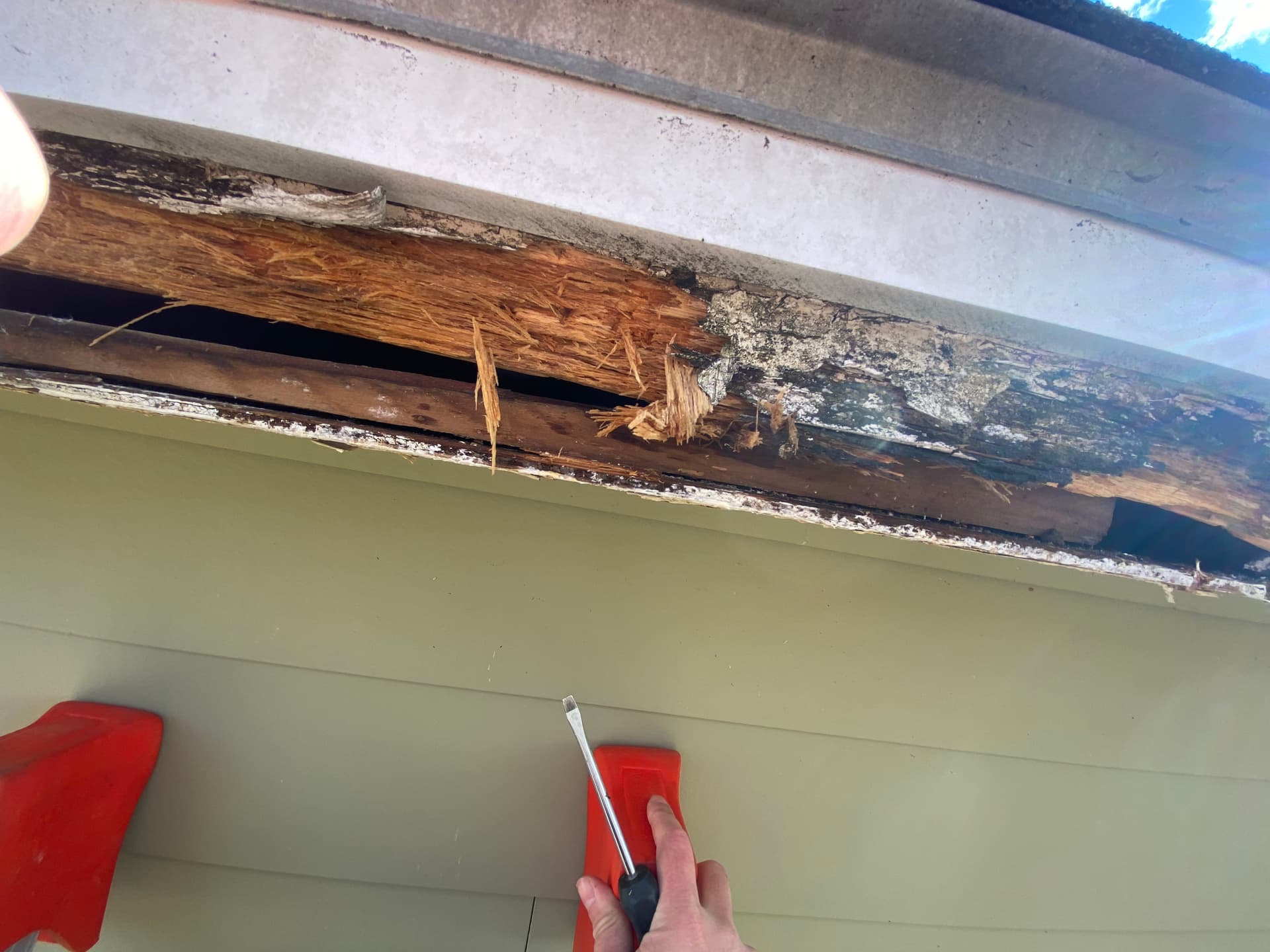 Crucial Gutter Cleaning Alert in Vermont