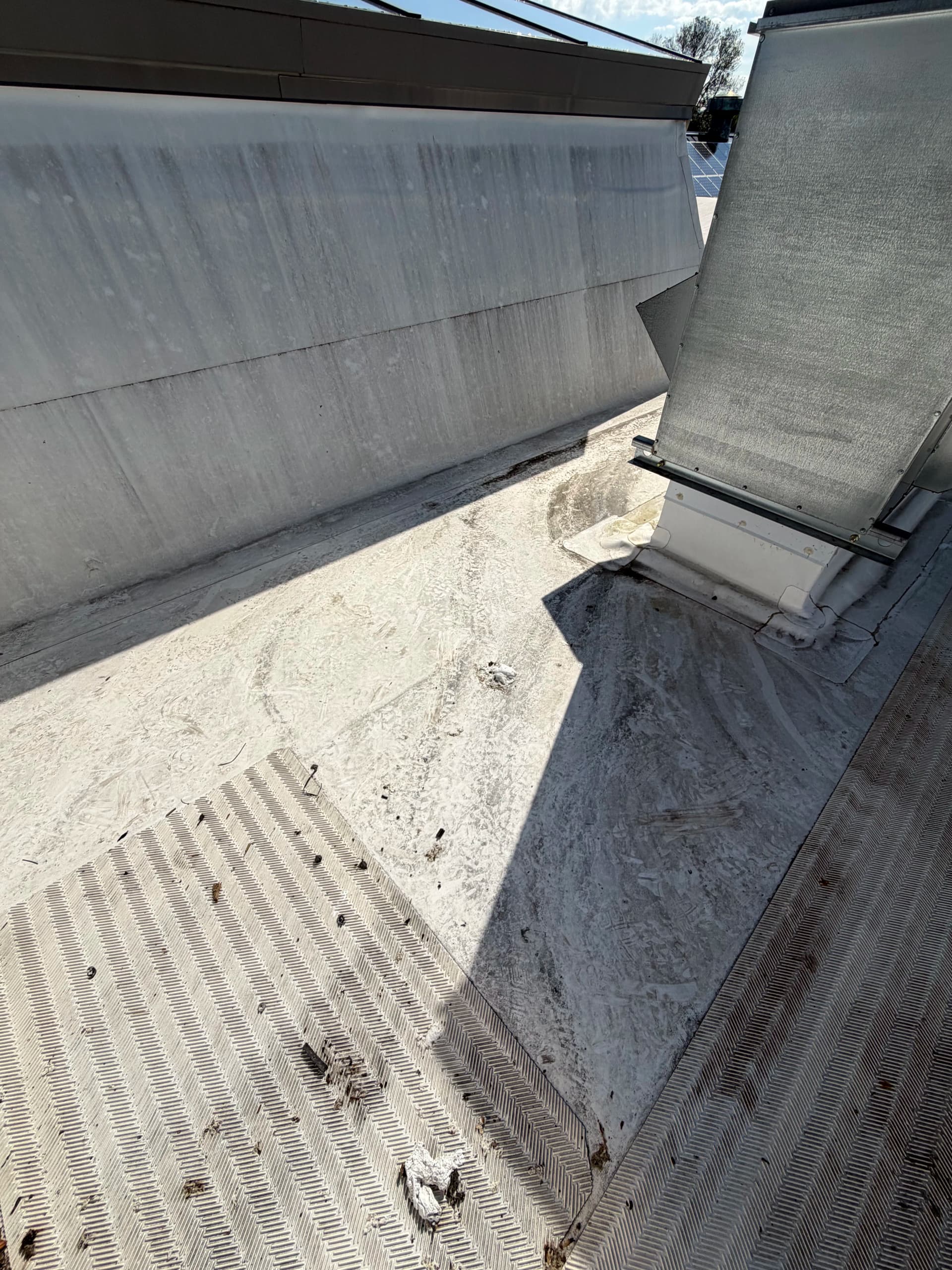 Gallery photos for 16,000 Sqft Commercial Rubber Roof Wash With 500 Solar Panels: Image #4